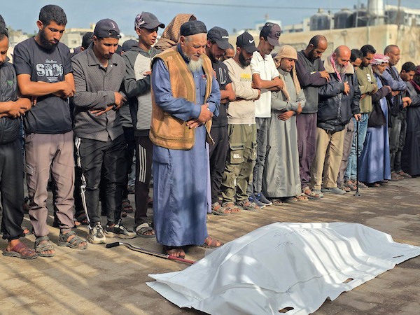 مشيعون يودّعون الشهيدة هدى أبو عدوان، التي استشهدت برصاص قوات الاحتلال الإسرائيلي داخل خيمتها في منطقة بئر 19 بمواصي خان يونس، 17 أكتوبر/تشرين الأول 2026. (تصوير: طارق محمد)