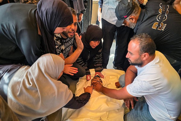 فلسطينيون يودّعون جثماني الشهيدين باسل قشطة وأحمد الشاعر خلال مراسم تشييعهما في مجمع ناصر الطبي بمدينة خانيونس،15 أكتوبر/تشرين الأول 2026. تصوير: طارق محمد