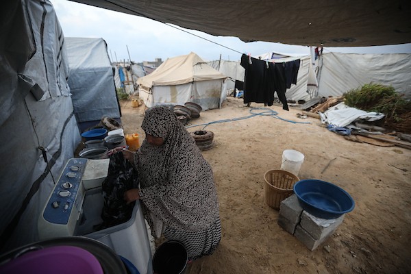 فلسطينيون نازحون يواصلون حياتهم اليومية داخل خيام مؤقتة في مخيم النصيرات وسط قطاع غزة، وسط مخاوف من الأمطار والبرد مع اقتراب الشتاء. 26 أكتوبر 2026. (تصوير: حسن الجدي)