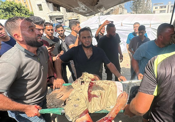 نقل جثامين شهداء وجرحى إلى مستشفى الشفاء بمدينة غزة، عقب غارة جوية إسرائيلية استهدفت مجموعة من الفلسطينيين غربي المدينة، في 10 أكتوبر/تشرين الأول 2026. (تصوير: محمد صالحة)
