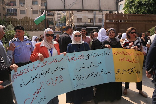 فلسطينيون يشاركون في وقفة تضامنية مع الأردن أمام كنيسة البشارة في نابلس، تنديدًا بالاعتداء على مشيّعين في الكرك، 25 أكتوبر 2026. (تصوير: محمد ناصر)