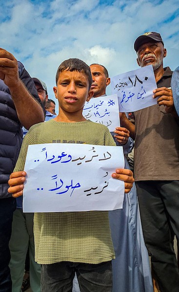 فلسطينيون نازحون من رفح يشاركون في فعالية بمدينة خان يونس، جنوبي قطاع غزة، للمطالبة بالعودة إلى مدينتهم، 11 أكتوبر/تشرين الأول 2026. (تصوير: طارق محمد)
