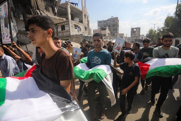 غزة – 18 أكتوبر/تشرين الأول 2026: فلسطينيون يشيّعون جثامين ورفات 75 شهيدًا انتشلتها طواقم الدفاع المدني من تحت أنقاض مبانٍ دمرها القصف الإسرائيلي في حي الدرج بمدينة غزة.تصوير: محمد صالحة