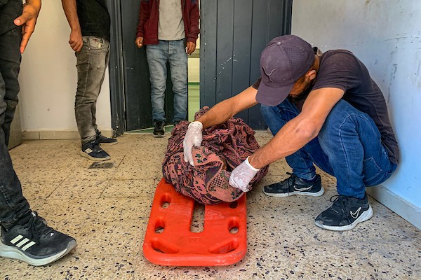 يحمل فلسطينيون جثمان إبراهيم ديب عليان إلى مستشفى الشفاء في مدينة غزة في 3 أكتوبر/تشرين الأول 2026. صورة: أحمد الشوا
