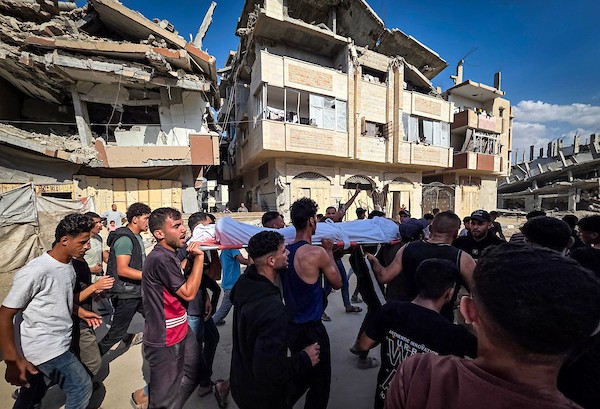 فلسطينيون يشيّعون جثمان الشاب محمد عليان البيوك، الذي استشهد إثر قصف إسرائيلي استهدف سطح مدرسة تؤوي نازحين في خان يونس جنوب قطاع غزة، 28 أكتوبر/تشرين الأول 2026. (تصوير: طارق محمد)