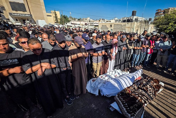 مشيعون يودّعون الطفلين وليد شكشك ويوسف أبو غالي في مجمع ناصر الطبي بخان يونس، جنوب قطاع غزة، عقب مقتلهما بغارة جوية إسرائيلية، 20 أكتوبر/تشرين الأول 2026.تصوير: طارق محمد
