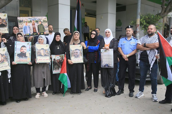 عائلات أسرى فلسطينيين ترفع صور أبنائها خلال وقفة في نابلس للمطالبة بالإفراج عنهم، وسط تحذيرات من تصاعد الانتهاكات بحق الأسرى والأسيرات في سجون الاحتلال. (تصوير: محمد ناصر)