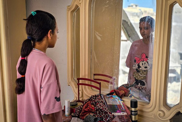 أنقاض منازل وشقق سكنية دمرتها غارة جوية إسرائيلية على أحد أحياء خان يونس، جنوب قطاع غزة، في 9 تشرين الأول/أكتوبر 2026. (تصوير: طارق محمد)