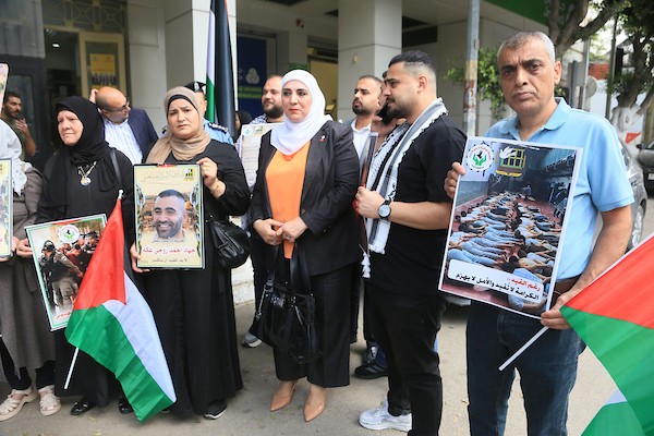 عائلات أسرى فلسطينيين ترفع صور أبنائها خلال وقفة في نابلس للمطالبة بالإفراج عنهم، وسط تحذيرات من تصاعد الانتهاكات بحق الأسرى والأسيرات في سجون الاحتلال. (تصوير: محمد ناصر)