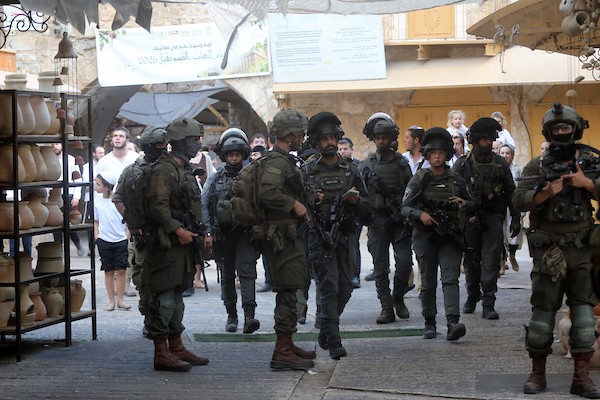 مستوطنون يتجولون في البلدة القديمة بمدينة الخليل، تحت حماية مشددة من قوات الاحتلال الإسرائيلي، 17 أكتوبر/تشرين الأول 2026. (تصوير: مأمون وزواز)
