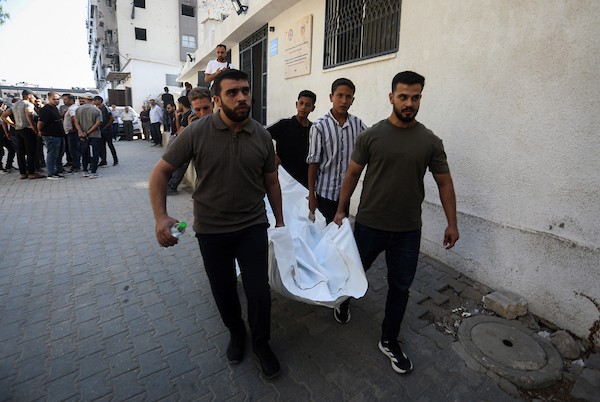 تشييع جثامين ضحايا غارة جوية إسرائيلية استهدفت مبنى الأصالة السكني غرب مدينة غزة، وذلك في مستشفى الشفاء بمدينة غزة في 3 أكتوبر/تشرين الأول 2026. (صورة: بلال أسامة)