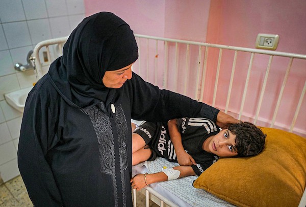 أطفال فلسطينيون يتلقون العلاج من التهاب السحايا البكتيري في مجمع ناصر الطبي بخان يونس، وسط تحذيرات طبية عقب وفاة أربعة أطفال خلال شهر.