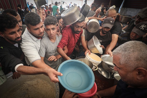فلسطينيون نازحون يتجمعون لتلقي وجبات غذائية مجانية في أحد مراكز توزيع الطعام بمخيم النصيرات وسط قطاع غزة، الخميس 22 أكتوبر 2026.تصوير: معز صالحي