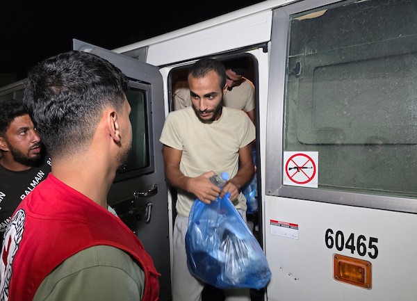 5 أسرى محررين يصلون على متن مركبات تابعة للصليب الأحمر إلى مجمع ناصر الطبي في خان يونس جنوب قطاع غزة، في 4 أكتوبر/تشرين الأول 2026. (تصوير: طارق محمد)