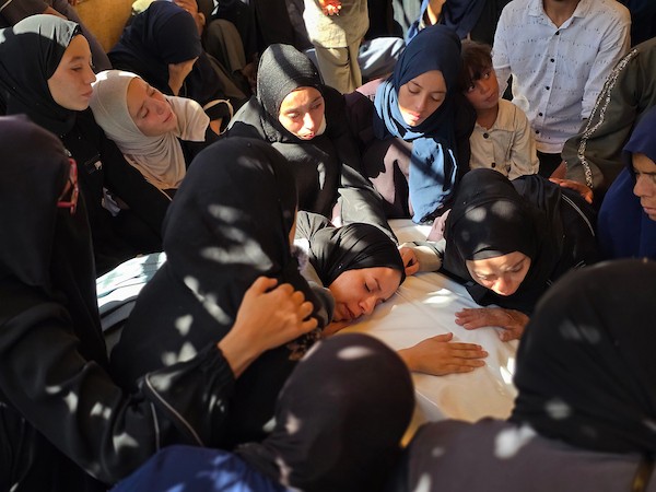 جنازة تامر الحمايدة، 42 عامًا، الذي قُتل في غارة جوية إسرائيلية استهدفت نقطة تفتيش تابعة للشرطة في منطقة المواصي جنوب خان يونس، 2 أكتوبر/تشرين الأول 2026. صورة: طارق محمد