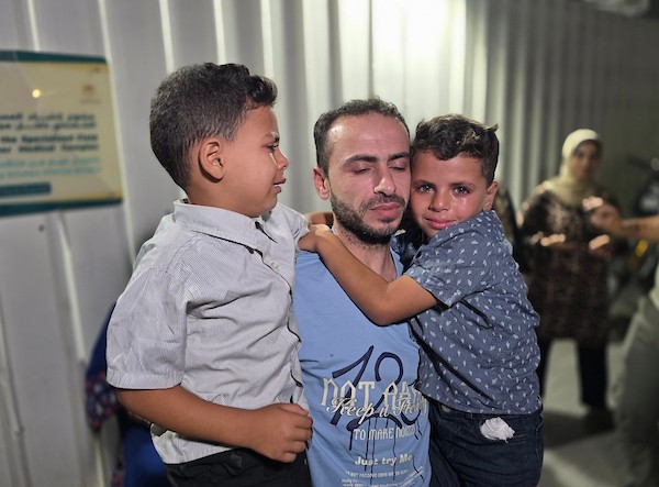 5 أسرى محررين يصلون على متن مركبات تابعة للصليب الأحمر إلى مجمع ناصر الطبي في خان يونس جنوب قطاع غزة، في 4 أكتوبر/تشرين الأول 2026. (تصوير: طارق محمد)