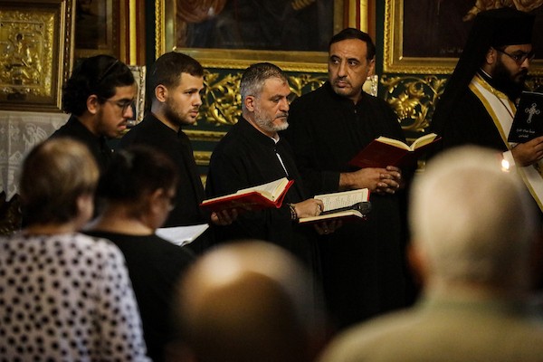 أشخاص يتجمعون خلال جنازة امرأتين مسيحيتين (أم و ابنتها) فلسطينيتين في كنيسة القديس بورفيريوس للروم الأرثوذكس في مدينة غزة، في 3 أكتوبر 2026. تصوير بلال أسامة
