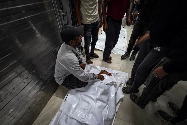ينقل مسعفون فلسطينيون جثامين شهداء وجرحى في غارة جوية إسرائيلية إلى مجمع ناصر الطبي في خان يونس، جنوب قطاع غزة، في 28 أكتوبر/تشرين الأول 2026.(صورة: طارق محمد)