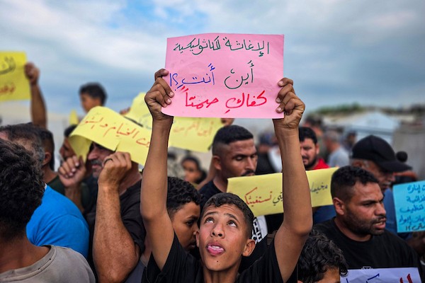 خان يونس – 18 أكتوبر/تشرين الأول 2026: فلسطينيون نازحون يشاركون في وقفة احتجاجية بمنطقة المواصي غرب خان يونس، مطالبين بتوفير الخيام والمساعدات الإنسانية والإمدادات الأساسية قبل حلول الشتاء.تصوير: طارق محمد