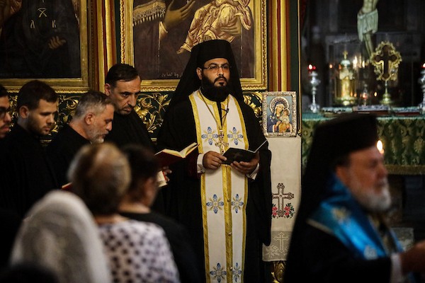 أشخاص يتجمعون خلال جنازة امرأتين مسيحيتين (أم و ابنتها) فلسطينيتين في كنيسة القديس بورفيريوس للروم الأرثوذكس في مدينة غزة، في 3 أكتوبر 2026. تصوير بلال أسامة
