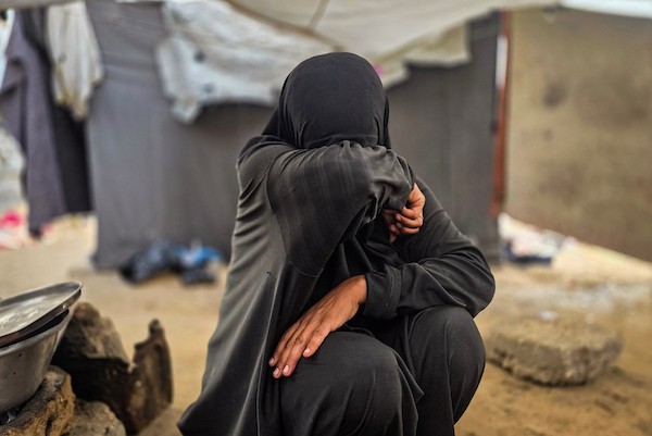 عائلات نازحة تقيم داخل خيام نُصبت بين القبور في إحدى مقابر خان يونس جنوبي قطاع غزة، في 14 أكتوبر/تشرين الأول 2026. (تصوير: طارق محمد)