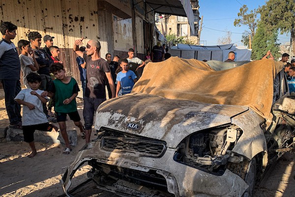 فلسطينيون يتجمعون في موقع استهداف مركبة بغارة جوية إسرائيلية في حي تل الهوى جنوب غربي مدينة غزة، يوم 8 أكتوبر/تشرين الأول 2026. تصوير: أحمد الشوا