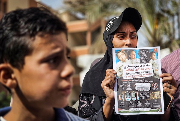 أطفال مصابون بداء السكري وذووهم يشاركون في وقفة احتجاجية داخل مجمع ناصر الطبي بمدينة خانيونس، جنوبي قطاع غزة، 15 أكتوبر/تشرين الأول 2026.تصوير: طارق محمد