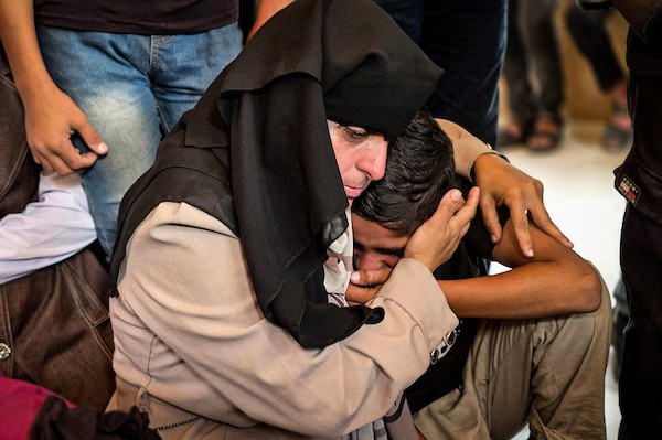 فلسطينيون يشاركون في مراسم تشييع شهيدين ارتقيا جراء غارة جوية إسرائيلية استهدفت منطقة المواصي في رفح، في 12 أكتوبر/تشرين الأول 2026. (تصوير: طارق محمد)
