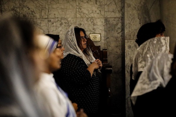 أشخاص يتجمعون خلال جنازة امرأتين مسيحيتين (أم و ابنتها) فلسطينيتين في كنيسة القديس بورفيريوس للروم الأرثوذكس في مدينة غزة، في 3 أكتوبر 2026. تصوير بلال أسامة