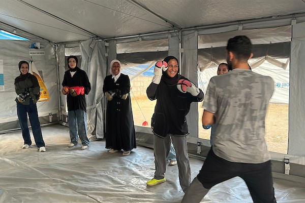 فتيات فلسطينيات يتدربن على الملاكمة داخل خيمة أُقيمت في موقع نادي غزة للملاكمة المدمر بحي تل الهوى في مدينة غزة، يوم 15 أكتوبر/تشرين الأول 2026. (تصوير: هادي داود)