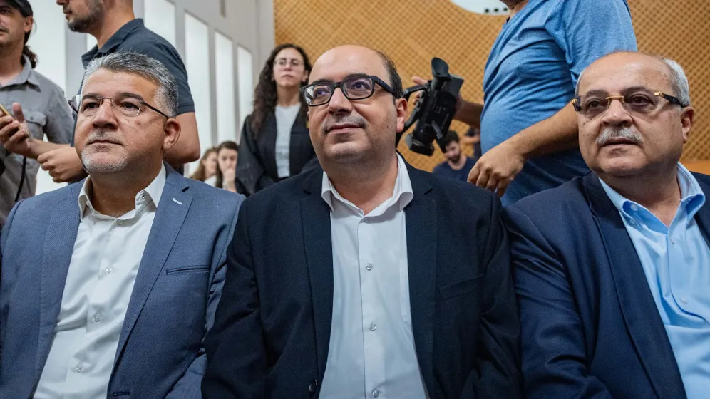 أحمد الطيبي، وسامي أبو شحادة، وعوفر كاسيف في جلسة المحكمة العليا بشأن عدم أهلية القوائم العربية.webp