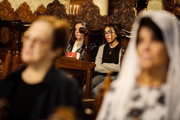 أشخاص يتجمعون خلال جنازة امرأتين مسيحيتين (أم و ابنتها) فلسطينيتين في كنيسة القديس بورفيريوس للروم الأرثوذكس في مدينة غزة، في 3 أكتوبر 2026. تصوير بلال أسامة