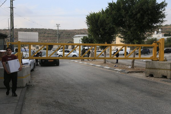 بوابات حديدية مغلقة عند حاجز دير شرف غربي مدينة نابلس، بعدما أغلقتها قوات الاحتلال ومنعت الفلسطينيين من الدخول والخروج، 11 أكتوبر/تشرين الأول 2026. (تصوير: محمد ناصر)