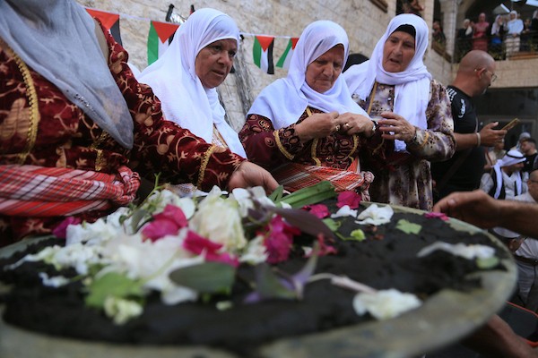 نساء فلسطينيات يشاركن في ليلة الحناء لعروس فلسطينية خلال احتفالات تقليدية في البلدة القديمة بمدينة نابلس، في الضفة الغربية، بتاريخ 3 أكتوبر/تشرين الأول 2026. تصوير: محمد ناصر