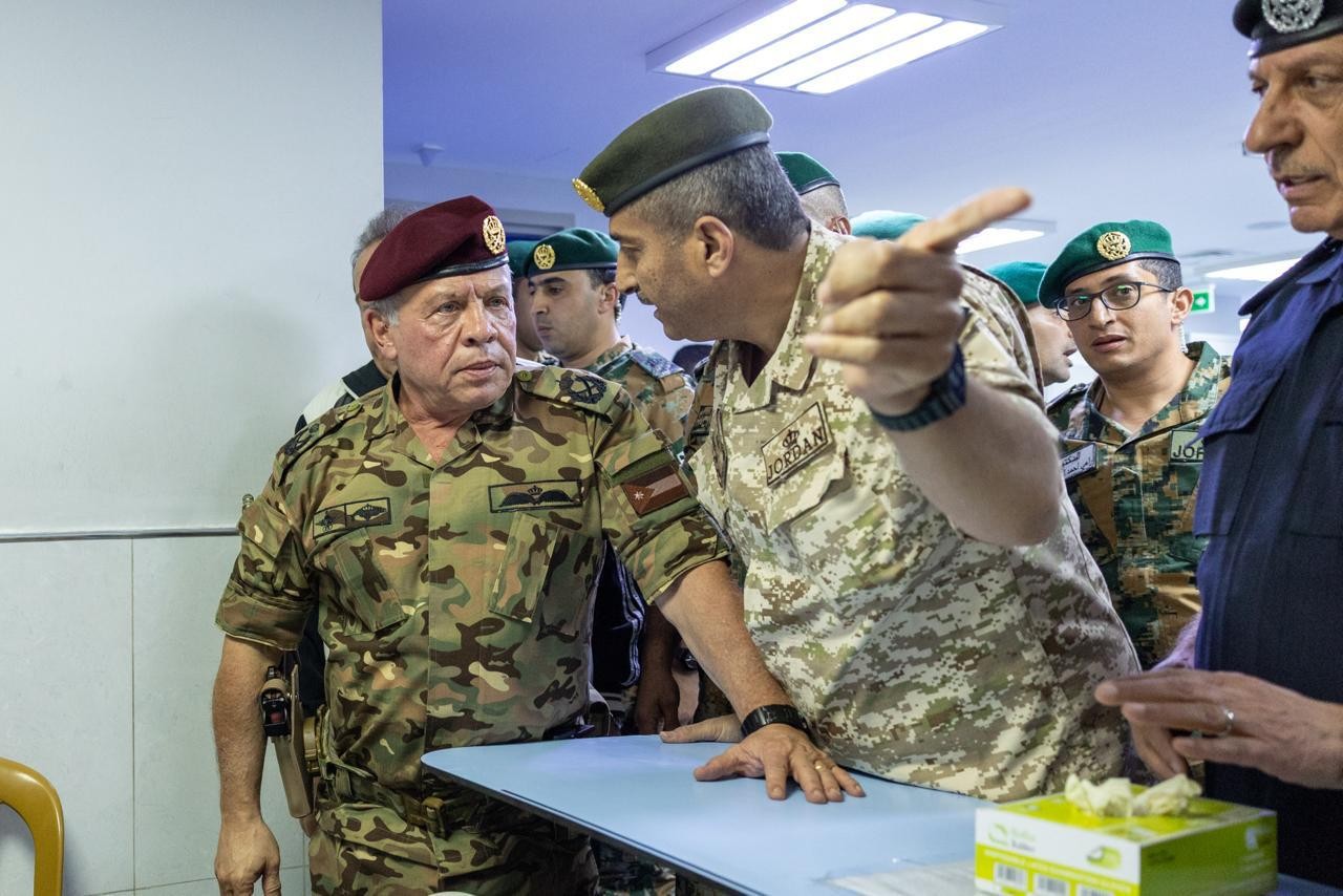 الملك يزور مصابي حادثة كنيسة حمود في الكرك .....jpeg