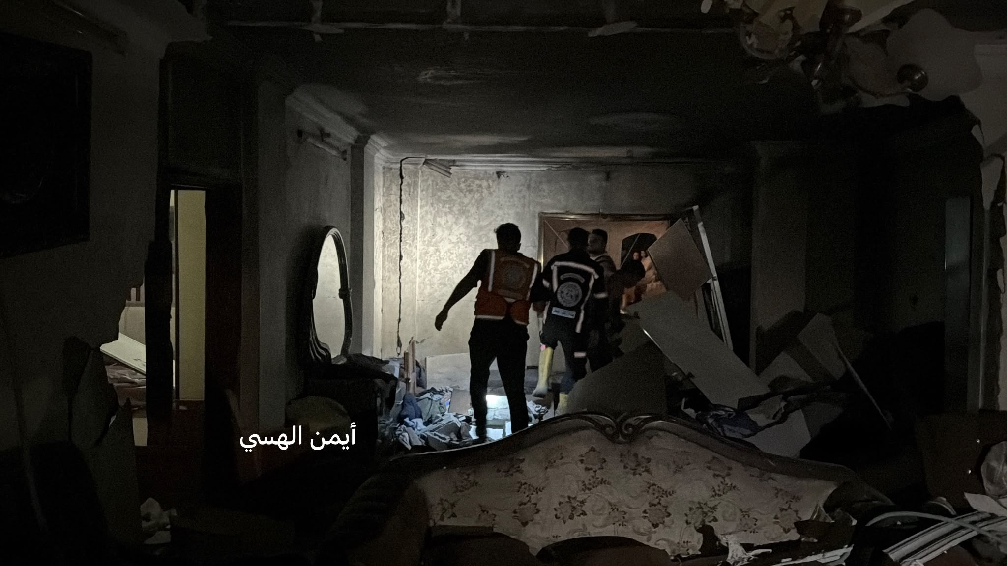 استهداف من قبل طائرات الاحتلال المروحي لشقة سكنية خلف مجمع الشفاء الطبي غربي مدينة غزة. 1.jpg