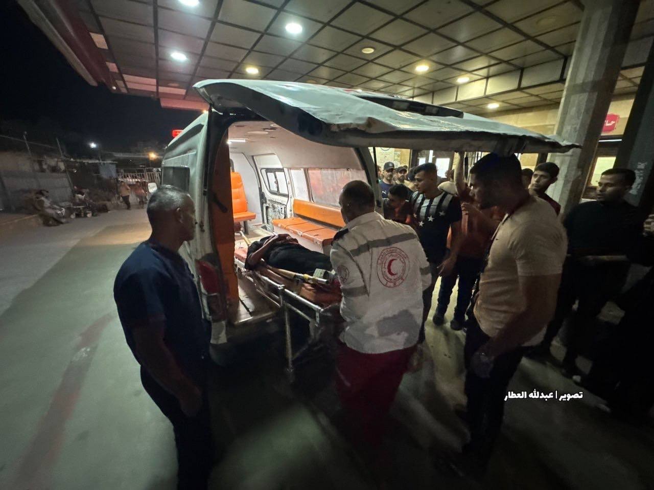 لحظة نقل شهيدين جراء قصف الاحتلال مركبة شمال مدينة خانيونس، جنوبي قطاع غزة. 2223.jpg