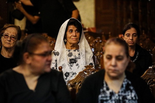 أشخاص يتجمعون خلال جنازة امرأتين مسيحيتين (أم و ابنتها) فلسطينيتين في كنيسة القديس بورفيريوس للروم الأرثوذكس في مدينة غزة، في 3 أكتوبر 2026. تصوير بلال أسامة