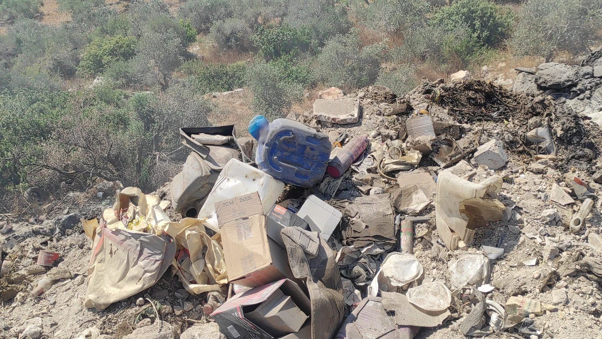سلطة جودة البيئة تتابع إغلاق مكب عشوائي للنفايات في النزلة الوسطى