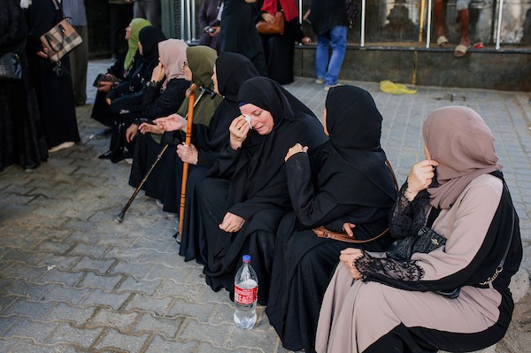 ودّع المشيّعون جثامين أربعة فلسطينيين، بينهم امرأة، في مستشفى الشفاء بمدينة غزة في 30 سبتمبر/أيلول 2026. (صورة: محمد صالحة)