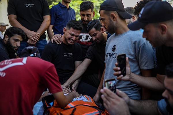 وداع متطوع الدفاع المدني محمد طموس، الذي استشهد في غارة إسرائيلية أثناء محاولته إسعاف جرحى قرب مستشفى كمال عدوان شمال قطاع غزة، 7 أكتوبر/تشرين الأول 2026. تصوير: محمد صالحة.