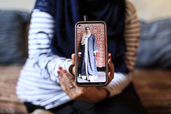 مها الشنباري جريحة تكافح لاستكمال علاجها بعدما فقدت ساقها اليسرى جراء قصف إسرائيلي، في مخيم النصيرات، 12 أكتوبر/تشرين الأول 2026. (تصوير: حسن الجدي)