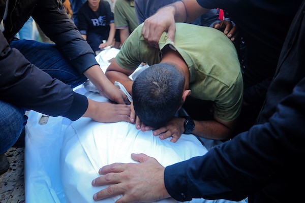 مشيّعون يودّعون جثامين ثلاثة فلسطينيين، بينهم الزوجان أكرم ياسين ودينا أبو بكر، في مستشفى الشفاء بمدينة غزة، ، 20 أكتوبر/تشرين الأول 2026.تصوير: محمد صالحة