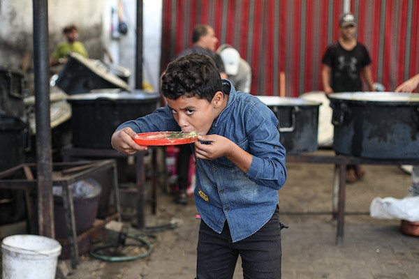 فلسطينيون نازحون يتجمعون للحصول على وجبات مجانية في مخيم النصيرات وسط قطاع غزة، في ظل تفاقم الجوع وتقليص المساعدات الغذائية بسبب نقص التمويل، 20 أكتوبر/تشرين الأول 2026.تصوير: حسن الجدي