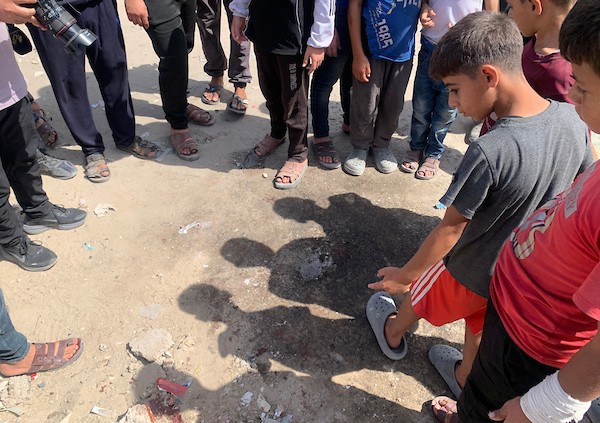 فلسطينيون يحملون جثمان رجل بعد استهدافه من قبل طائرات عسكرية إسرائيلية في غرب مدينة غزة، في 2 أكتوبر/تشرين الأول 2026. صورة لأحمد الشواح
