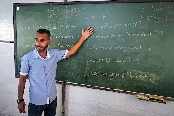 في الخامس من أكتوبر/تشرين الأول 2026، أقام معلمون فلسطينيون دروسًا لتلاميذ المدارس داخل خيام النزوح في خان يونس، جنوب قطاع غزة.(صورة: طارق محمد)