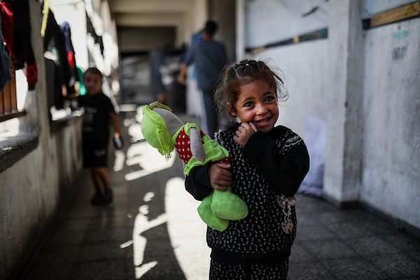فلسطينيون نازحون يواصلون حياتهم اليومية داخل مدرسة حُوّلت إلى مأوى مؤقت في مدينة غزة، في الذكرى الثالثة لاندلاع الحرب، 7 أكتوبر/تشرين الأول 2026. تصوير: بلال أسامة.