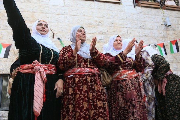 نساء فلسطينيات يشاركن في ليلة الحناء لعروس فلسطينية خلال احتفالات تقليدية في البلدة القديمة بمدينة نابلس، في الضفة الغربية، بتاريخ 3 أكتوبر/تشرين الأول 2026. تصوير: محمد ناصر