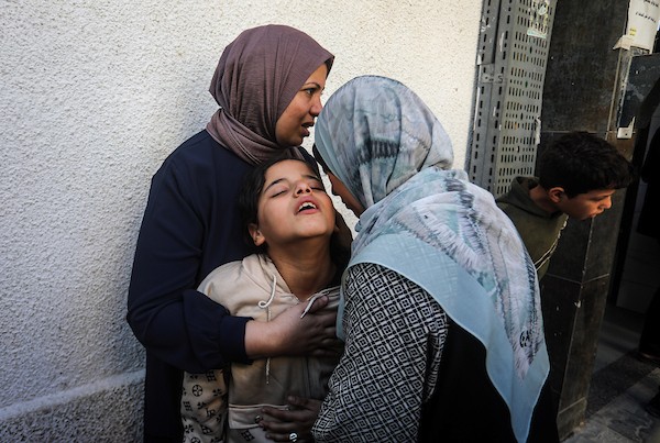 مشيّعون يودّعون جثامين ثلاثة فلسطينيين، بينهم الزوجان أكرم ياسين ودينا أبو بكر، في مستشفى الشفاء بمدينة غزة، ، 20 أكتوبر/تشرين الأول 2026.تصوير: محمد صالحة