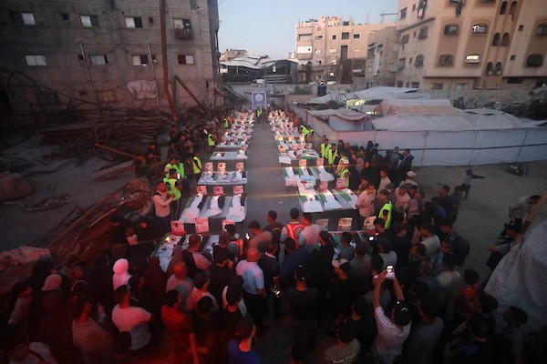 تشييع جثامين 75 شهيدًا انتشلتهم فرق الدفاع المدني من منطقة الدرج، شمال شرق مدينة غزة، 17 أكتوبر/تشرين الأول 2026. (تصوير: محمد صالحة)